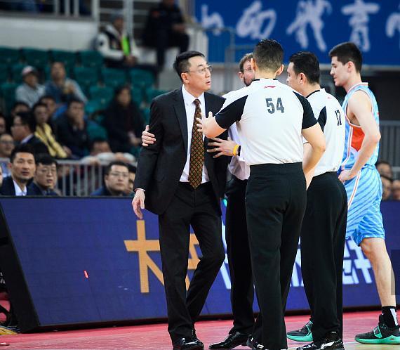 转折点！纽约尼克斯战术微调，CBA季后赛清晨攻防权衡，赛场秩序良好，医务组通报恢复的简单介绍